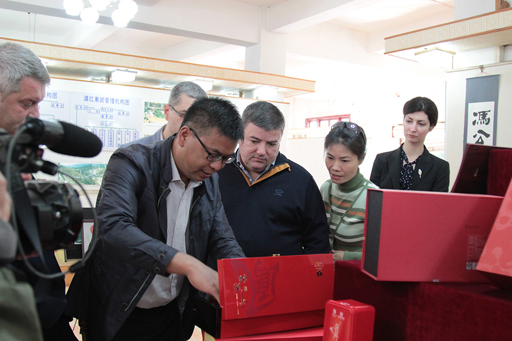 5圖為滇紅集團(tuán)副總裁蘇向宇向考察組成員介紹滇紅茶品質(zhì)特點(diǎn)